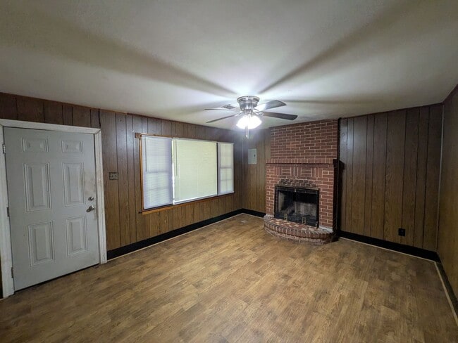 Photo - 1694 Douglas St