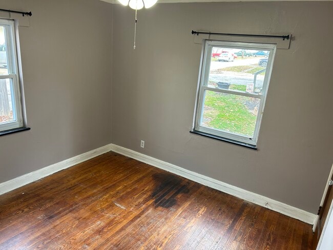 Front Bedroom - 105 Forest Ave Unit Apt B
