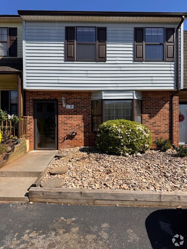 Building Photo - 3 Bedroom || 2.5 Bathroom Townhouse