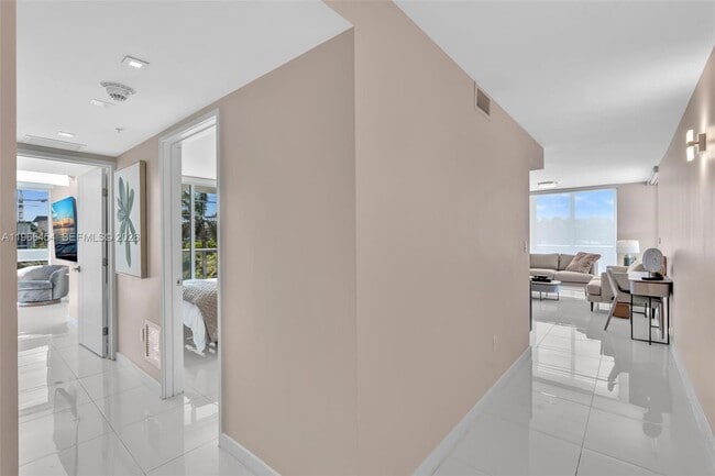 Photo - 9901 E Bay Harbor Dr Unidad 403