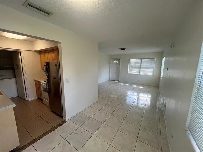 Building Photo - 574 NE 35th St Unit 2 Rental