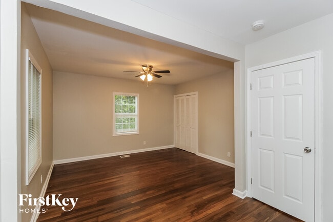 Photo - 476 Rigby St NE