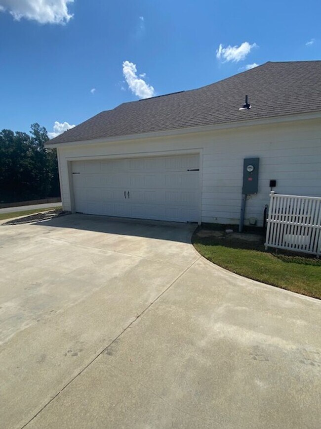 Photo - Quiet Living and close to the Back Gate