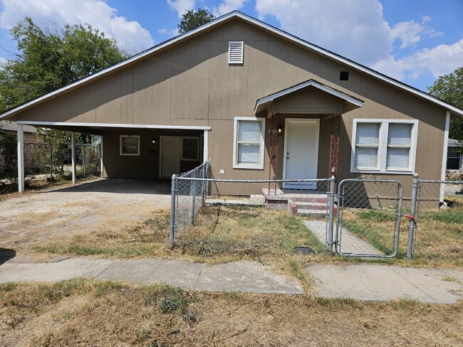Building Photo - Large one bed/one bath duplex for rent Unit 2