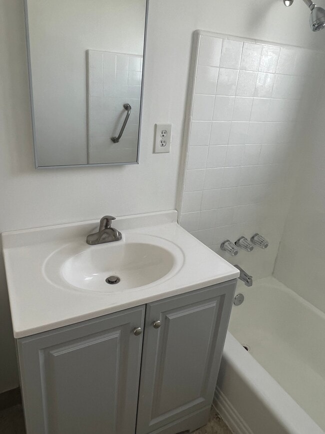 Photo - 3110 Livonia Ave Unidad 3