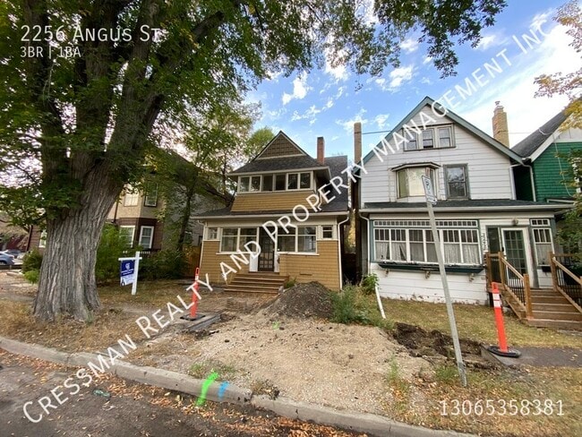 Building Photo - 3 bed, 1 bath FULL HOUSE with Large Garage located Downtown Regina, SK
