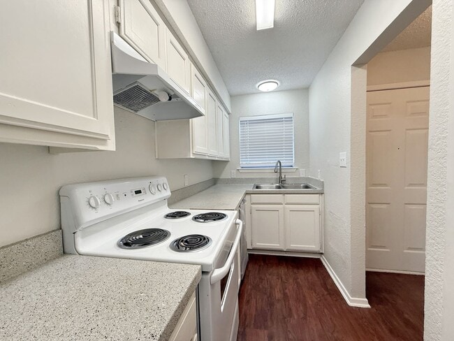 Photo - Stylish 2-Bedroom Townhome with Private Patios & Modern Finishes in Burleson, TX Unidad 425 SW Thomas St. Apt. B
