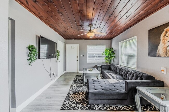 Building Photo - 112 W 34th St Unit 1