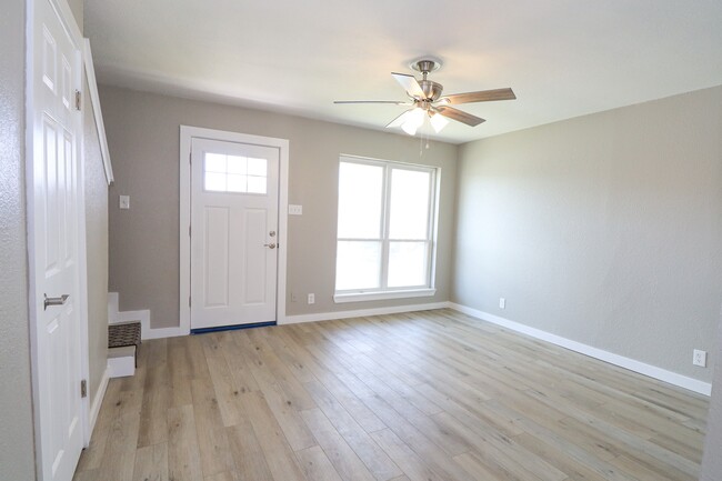 Building Photo - 4820 Delwood St Rental