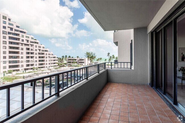 Building Photo - 201 Crandon Blvd Unit 424 Rental