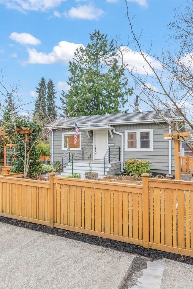 Charming Cottage in West Seattle's Highly ... - Charming Cottage in West Seattle's Highly ... House