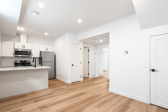 Building Photo - 6512-6593 93 St NW Unit BSMT 1