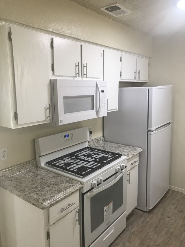 Kitchen - Parkside Apartments