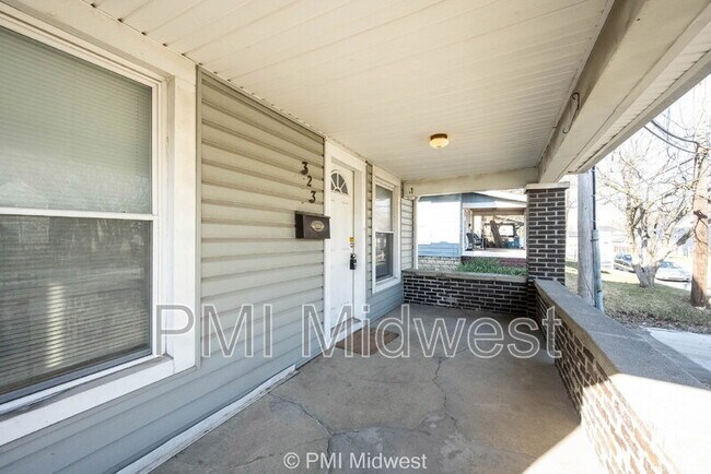 Photo - 323 W 40th St