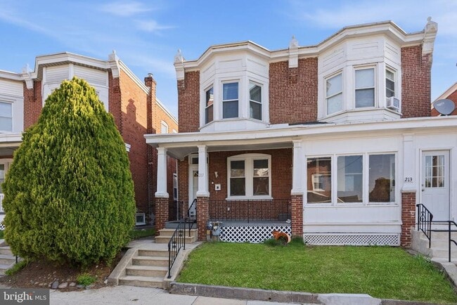 Building Photo - 211 E Poplar St