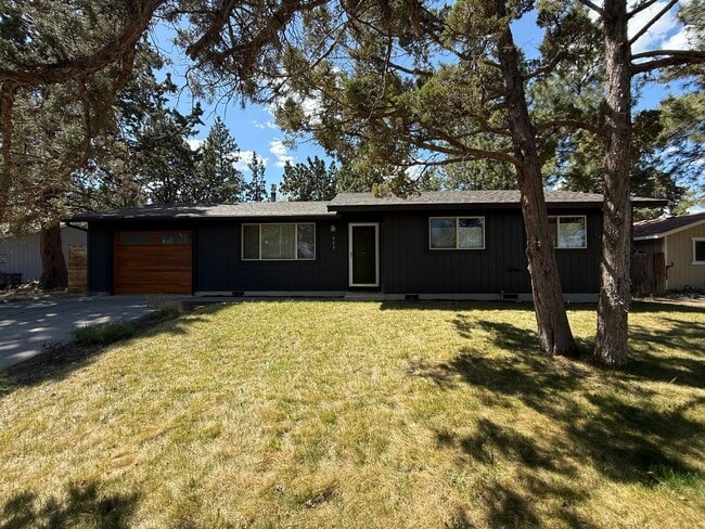 Building Photo - Beautiful 3 Bed/1 Bath Home with Large and Fenced Backyard - SE Bend