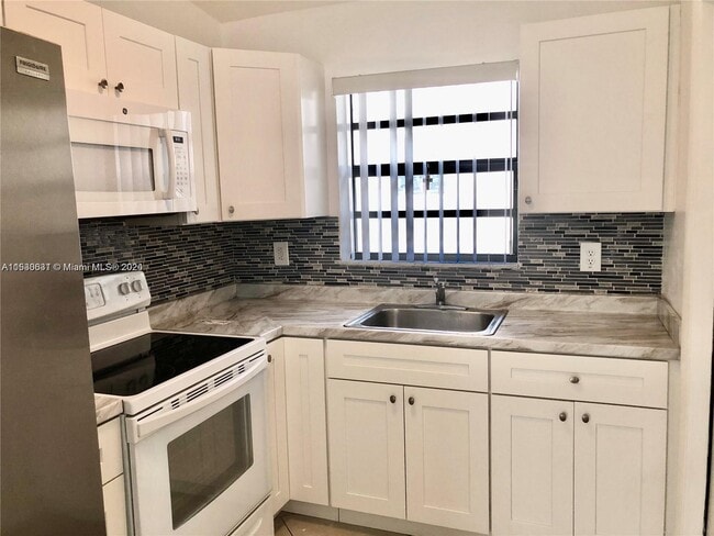 Photo - 1692 Harding St