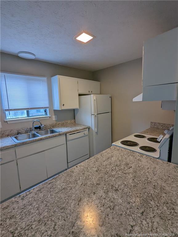 Photo - 833 Applewood Ln