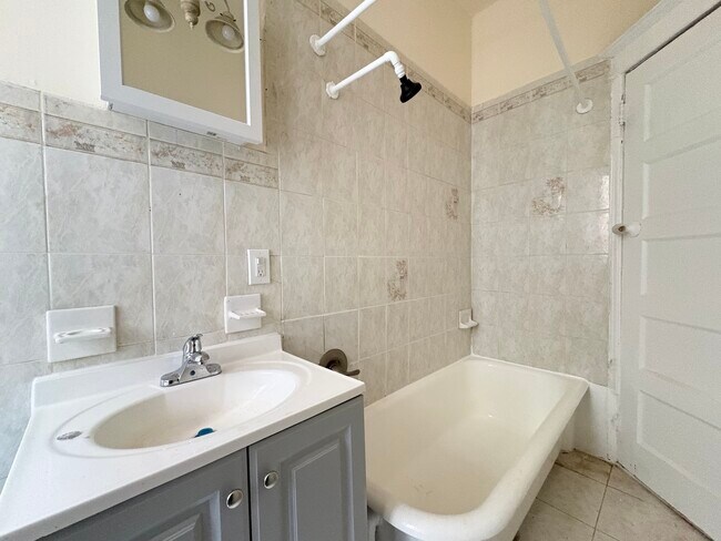 92 W 33rd St D1 - 93 W 33rd St Unit D1