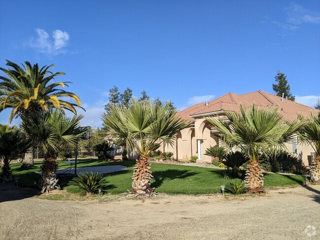 Building Photo - Large custom rural home offering wonderful...