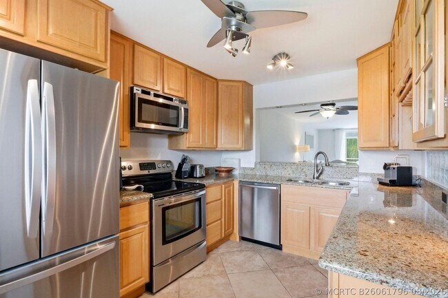 555 Banyan Tree Ln Unit 410