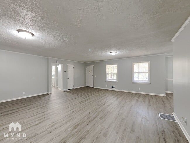 Photo - 1290 Maple St SE