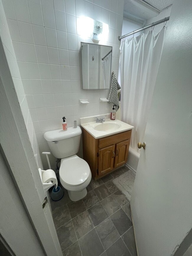 Photo - No Fee Split 2 Bed on Green Line Nice large even rooms HT HW Inc STUDENTS ok