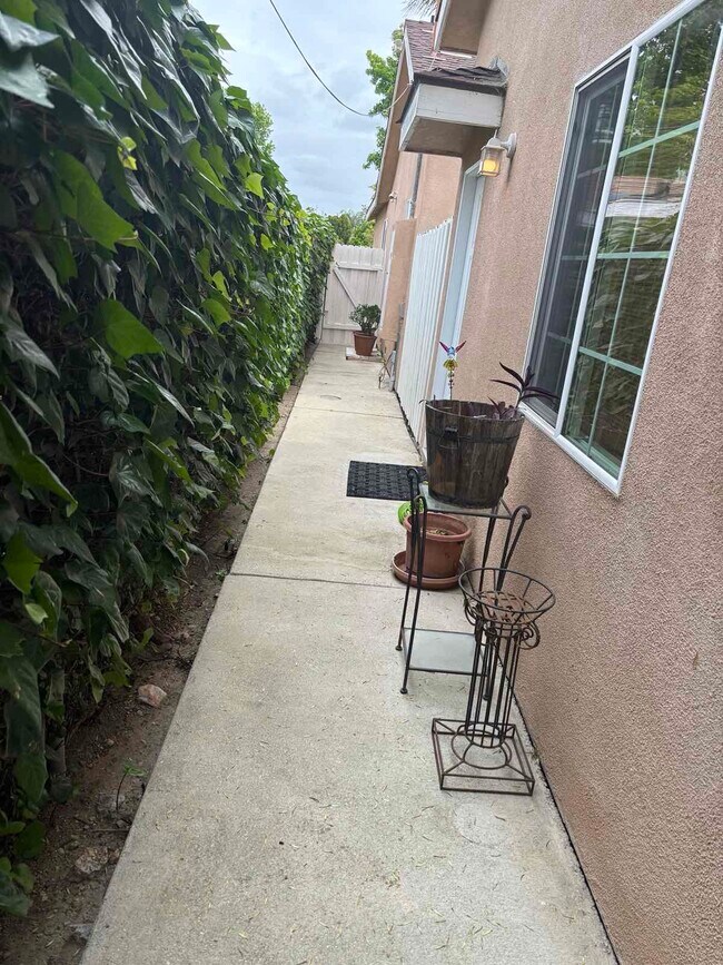 Photo - 5849 White Oak Ave