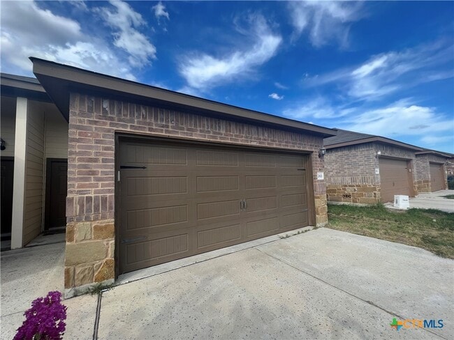 Building Photo - 2611 Pahmeyer Rd Rental