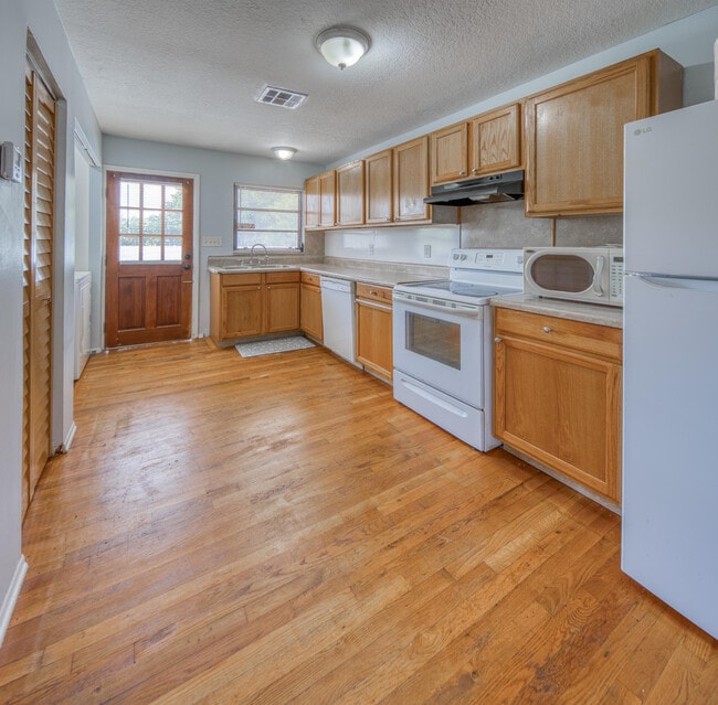 Photo - 111 N Lakeside Dr