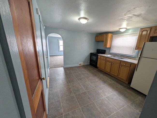 Building Photo - 222 Dr Martin Luther King Jr Blvd Unit MKL #4