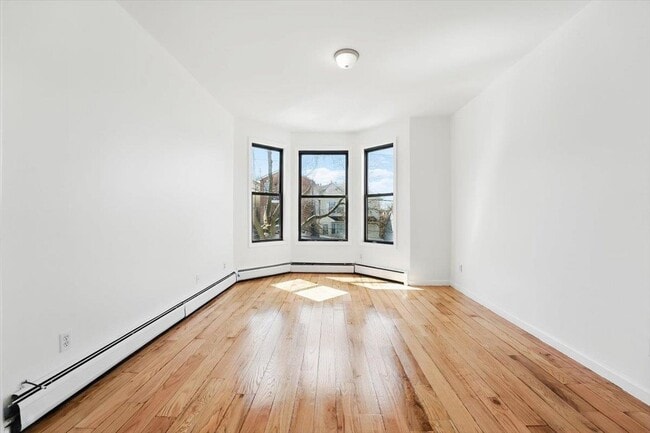 Photo - 138 Leonard St Unidad 2-R