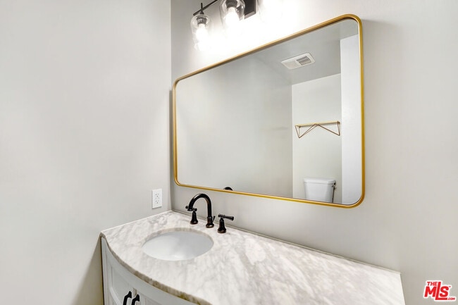 Photo - 4415 Saugus Ave Unidad 209