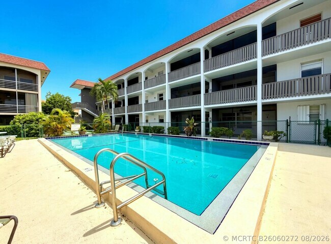 Building Photo - 651 Pine Dr Unit 208