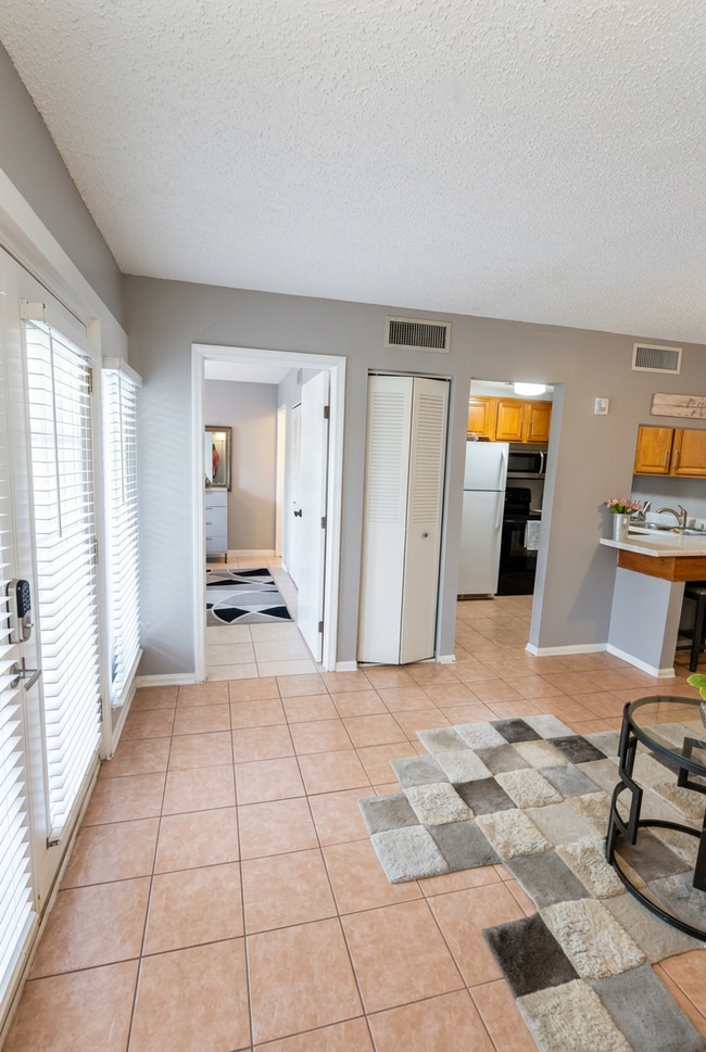 Photo - 6519 W Newberry Rd Unidad 904