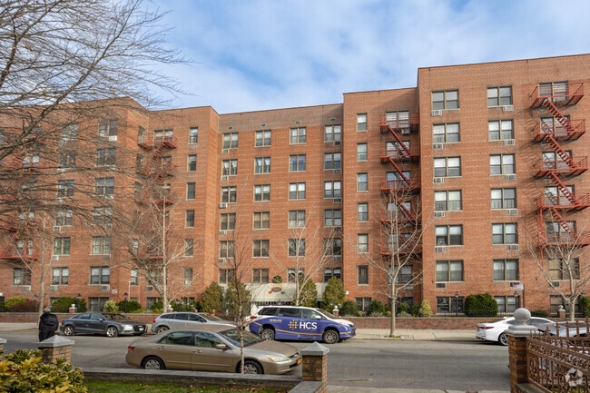 Building Photo - 599 E 7th St