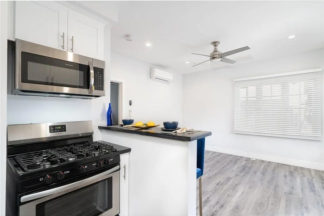 Building Photo - 405 W 3rd St Rental
