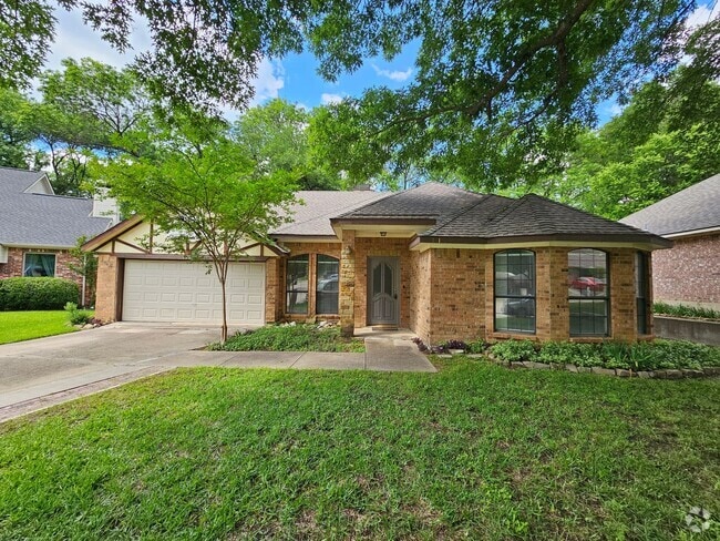 Building Photo - Charming home located in the well-maintain...