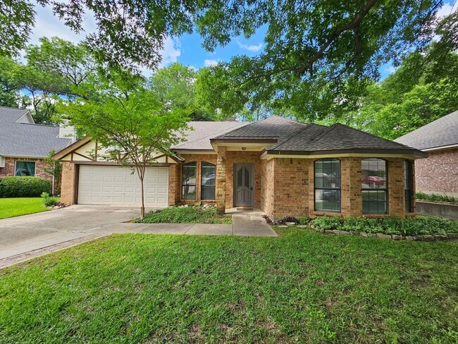 Charming home located in the well-maintain... - Charming home located in the well-maintain...