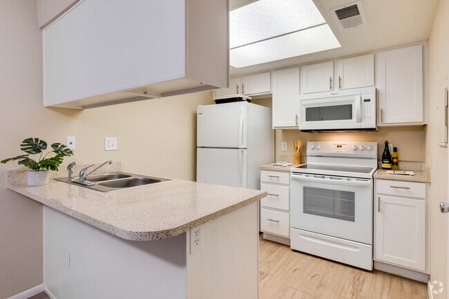 1BR, 1BA - 575SF - Kitchen