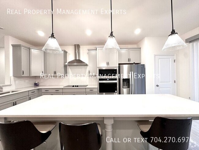 Building Photo - Stunning 4BR/3.5 Ba Townhouse in Charlotte!