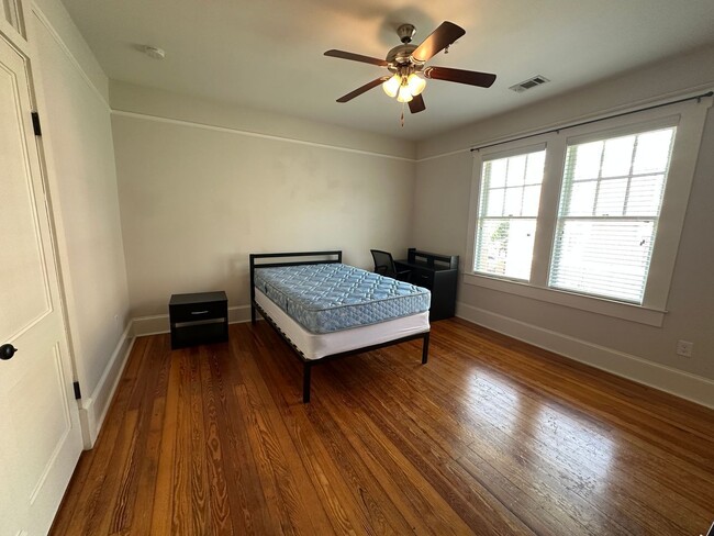 Photo - 1268 College St Unidad 3