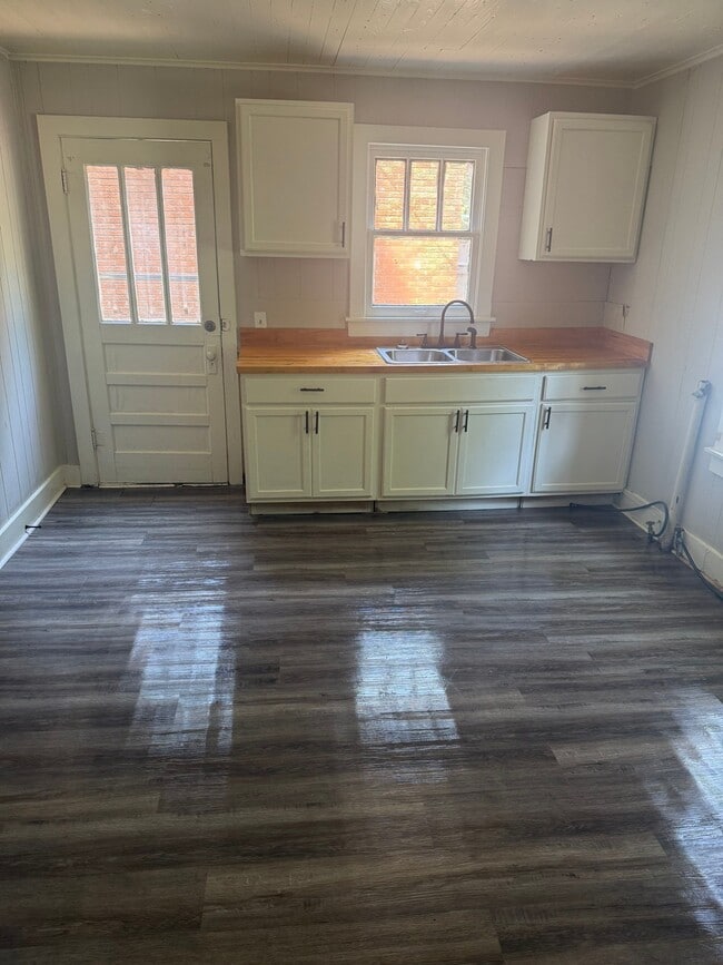 Photo - 144 Midland St