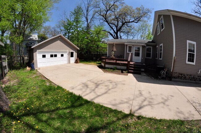 Photo - 431 LYON St NE