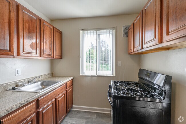 2BR + Den, 2BA - 870SF - Kitchen