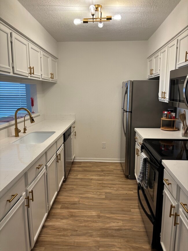 Newly renovated full kitchen - 1914 Harbour Dr