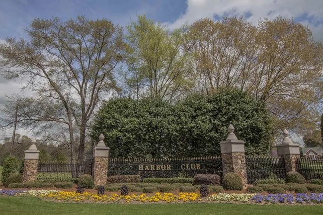 Building Photo - 1121 Surrey Ln