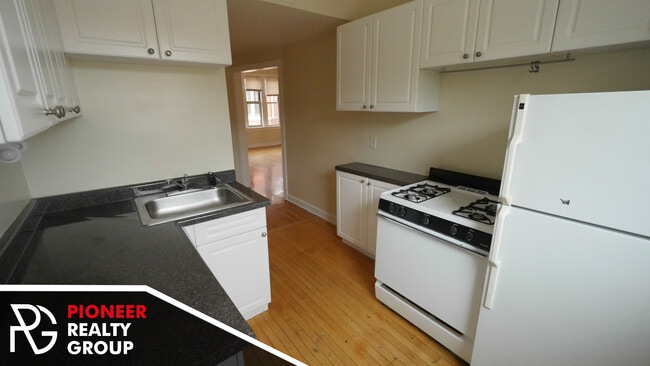 Building Photo - 556 W Aldine Ave Unit 550-N3
