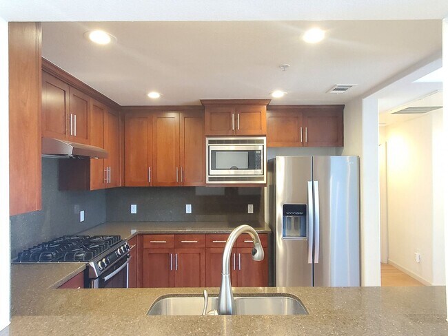 Penthouse Condo, A/C, Vaulted Ceilings, Ba... - House Rental in ...