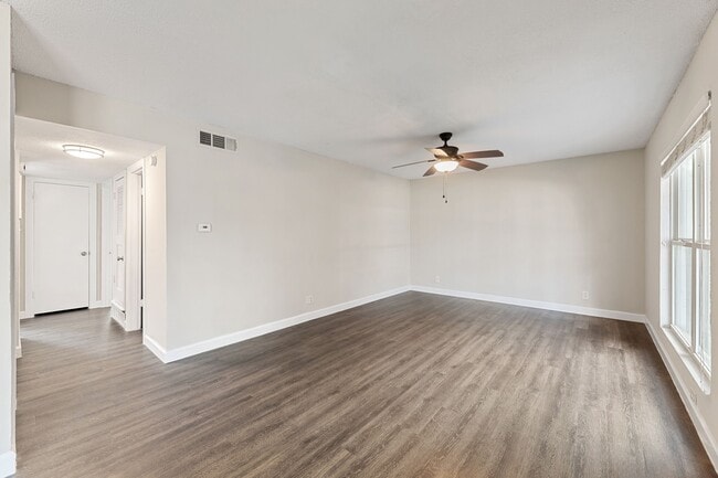 Photo - 5005 Manor Rd